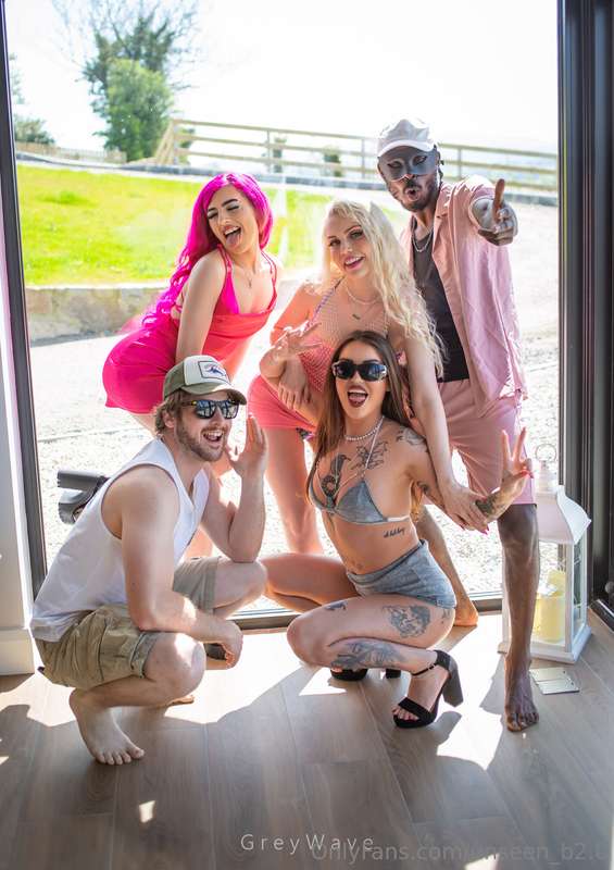 Do you think we look like we’re from jersey shore? 😈😂  @shel..