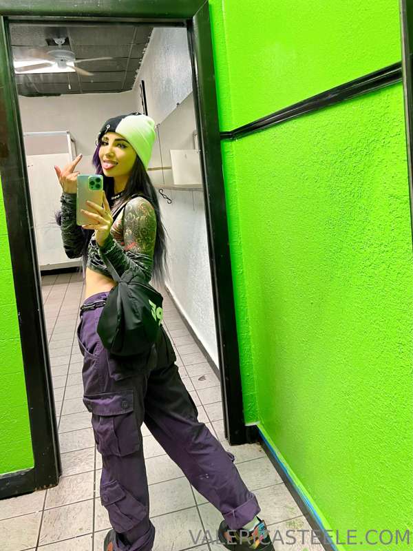 fuck me in the bathroom at the punk show? 💜