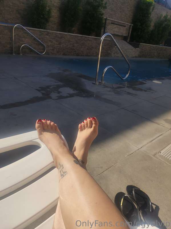 Ticklelovers time 🙊🔥💧
And many pics in the swimming pool 💧 2