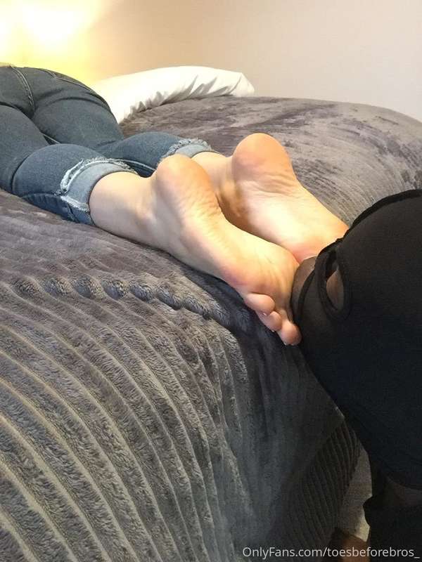 Seeing a beautiful foot model like @eva_rose_feet relaxed wh.. 6