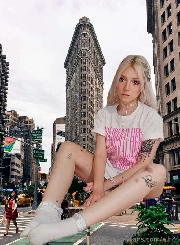 lmao someone on X made Giantess porn of me. I had no idea Ma.. 1