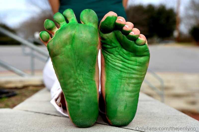 Green with envy? Or just horny for my feet? 👣 18