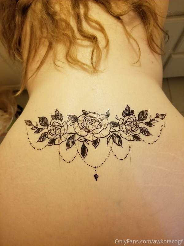 This tattoo might be temporary but damn it looks good 🥵