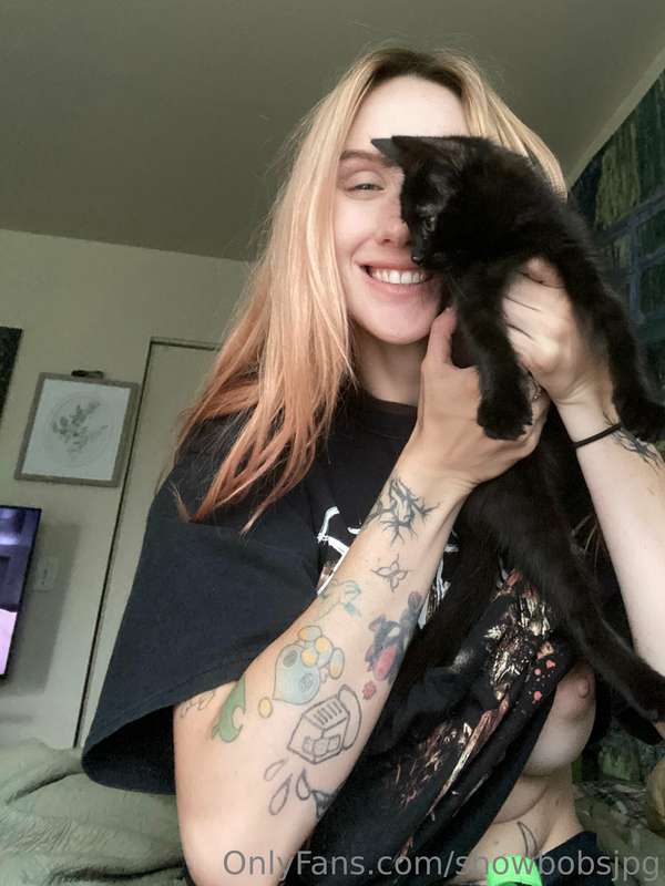 kitty and a titty!! Was gunna post this to insta and then I ..