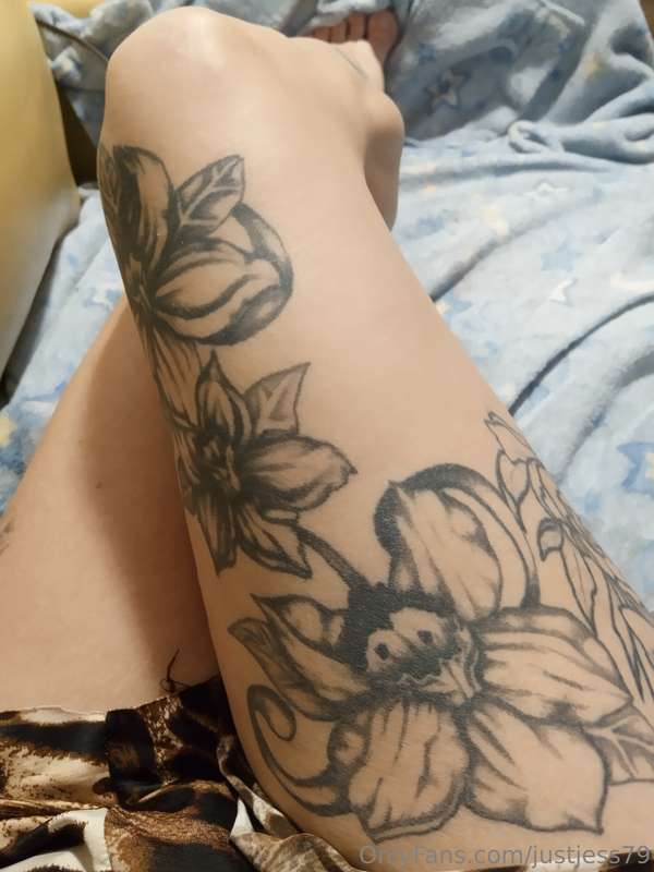 Relaxing before bed... Message me and keep me company 😘😘