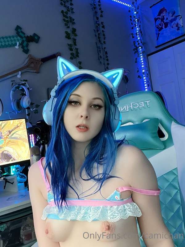 Every time someone buys pics of me with ahegao face another ..