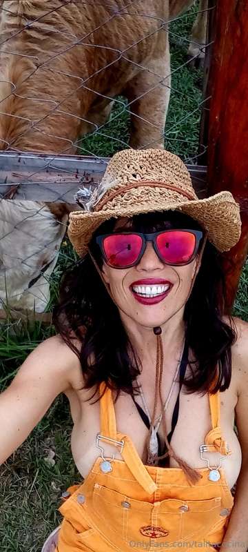 Hoy probamos darle tallos y hojas 420 al Chapu y le gustó! 👩.. 1