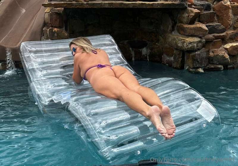 Happy Humpday 🥵 @texasthighs for all the exclusive unedited ..