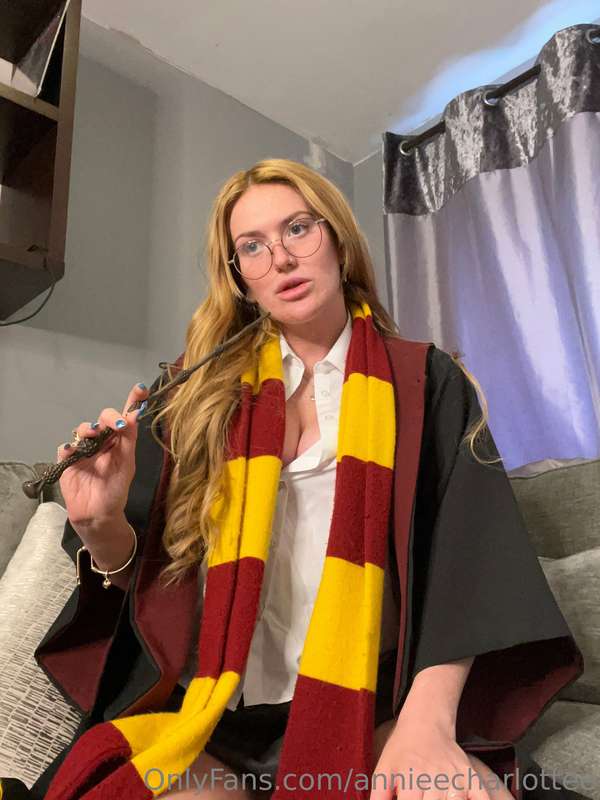 ## Hermione Granger tackles a tentacle… in her pussies! 🧙‍♀️.. 2