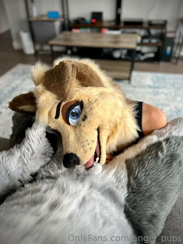 Don’t talk with your muzzle full sweetie 😘 3