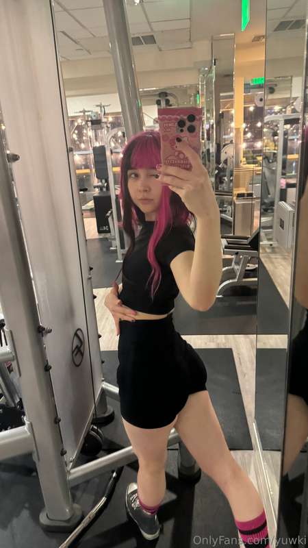 the lighting in this gym sucks at night sorry hope u can sti.. 4