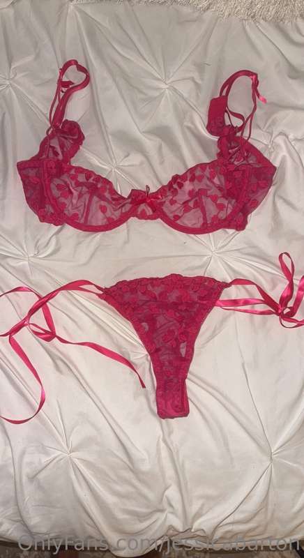 👙 BUY MY WORN PANTIES 👙 
First person to TIP $100 gets this .. 2