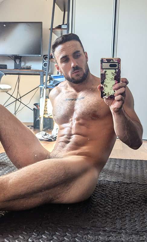 Join me on the floor?😉  Just a few more selfies before a new.. 2