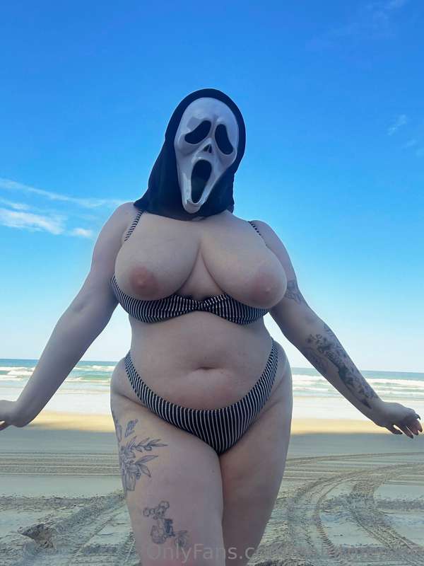 Here for my Halloween beach special 😉 6