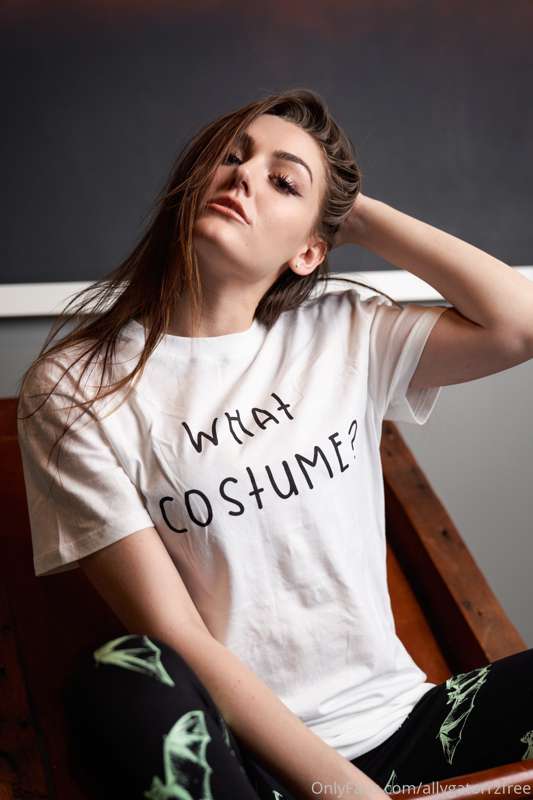 comfy, cozy & chillin👻🖤 @allyhardesty 👀✨