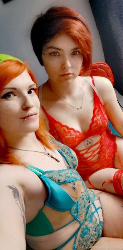 Me and @thechaoticwaifu judging you 😜 3