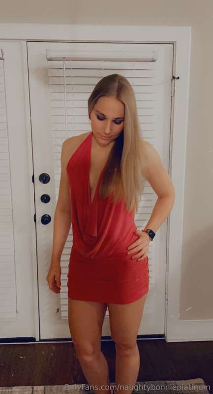 You know what time it is when I got my little red dress on 😏