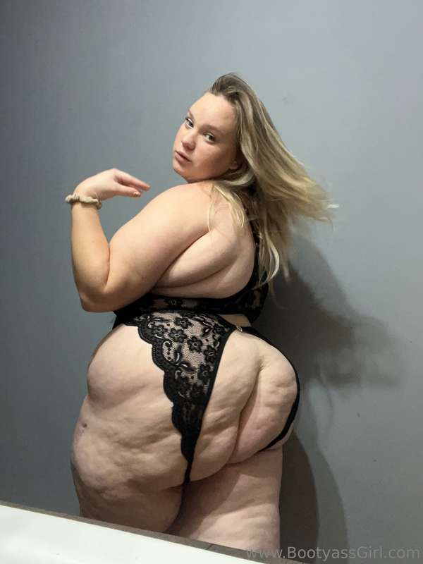 🖤😈🍑This chick likes to show off her BIG ass🍑😈🖤 1