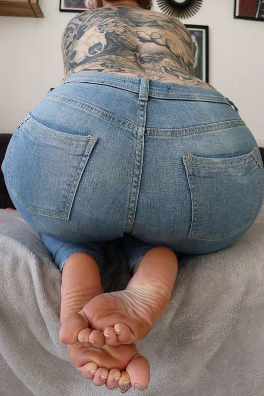 Jeans and bare feet combo ? 8