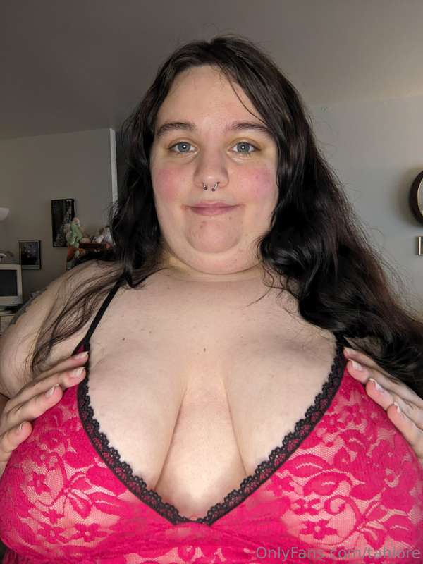 Obsessed with the way my boobs look in this nightie 🥰🐷 2