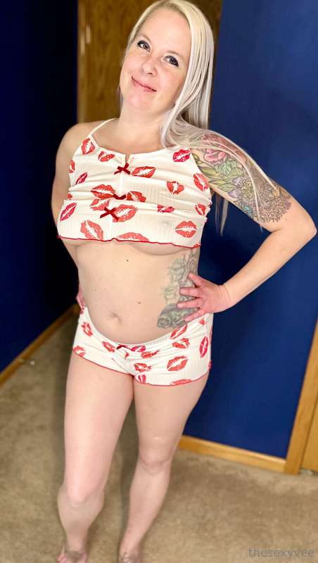 **Here's to a sexy Saturday!** 💋
