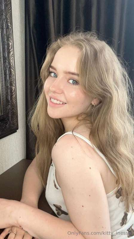 ## 😍@amelliaaa She’s a sweet innocent sex lover who just tur..
