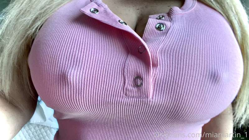 Cum warm up these milf tits‼️
