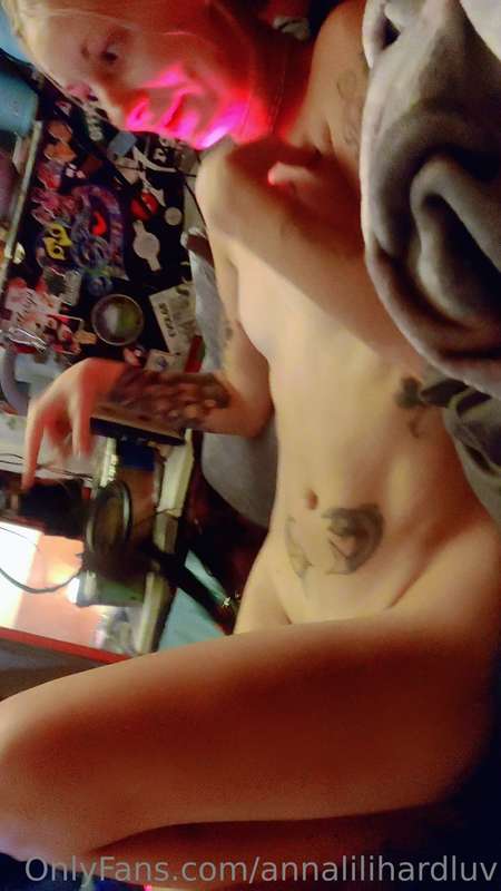 Duh booty and body solo show off