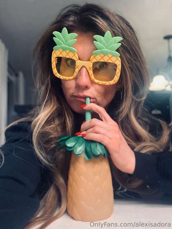 🍍 If you’re not fucking me, you better be making me laugh. 🍍