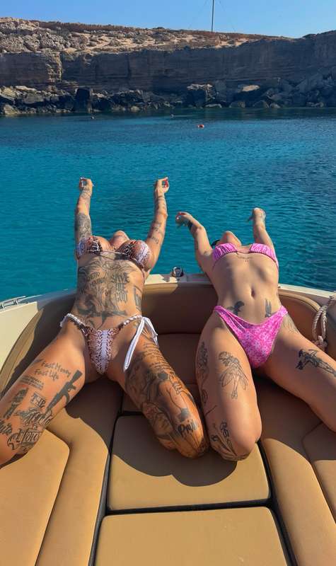 butts on a boat 🛥️ with @majabach 💕  6