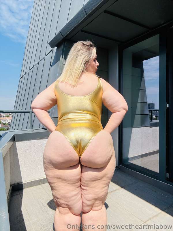 Oh I love Sunny Days and this new golden swimsuit 😍😍 10
