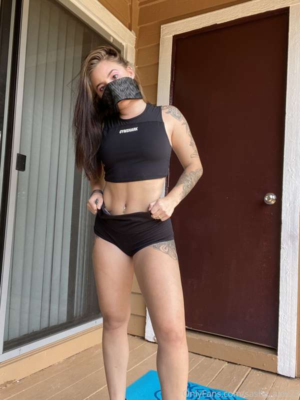 Took some quarantine gym pics 😂