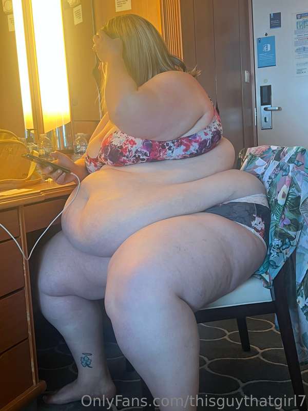 Check out these candid shotz of Britt putting on her makeup!.. 15