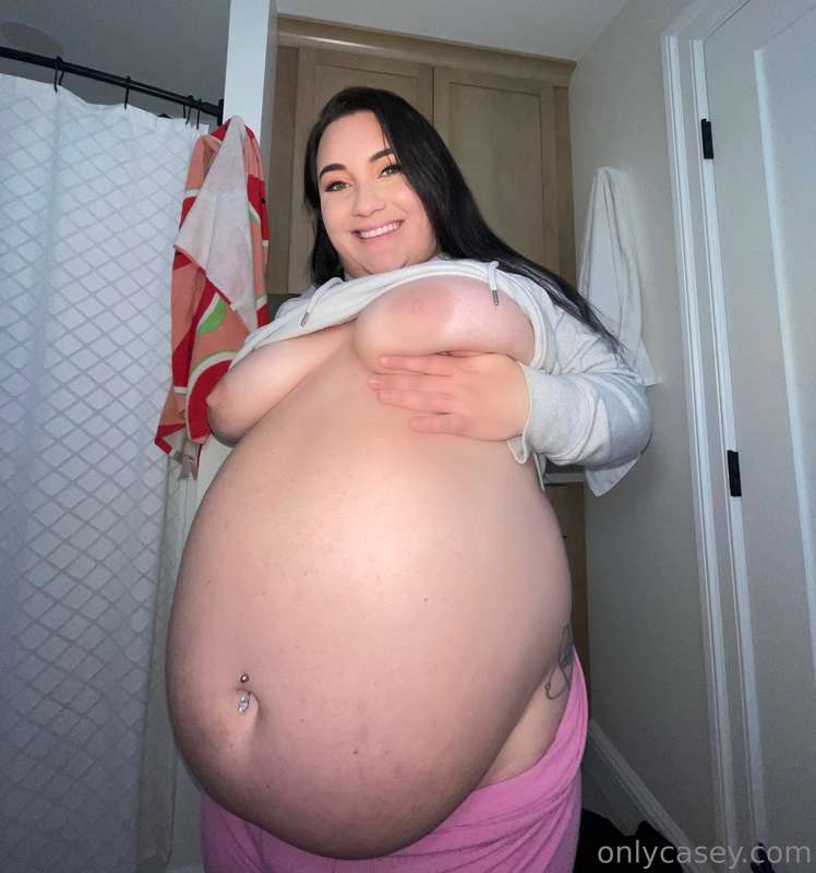 Woke up sooo bloated & getting ready to show this massive tu.. 5