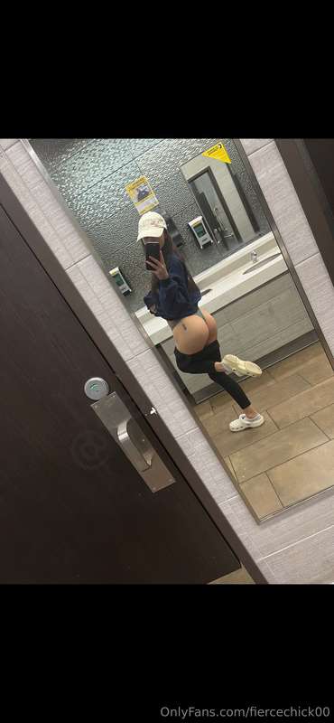 Heading to Texas, here’s a gas station booty pic 💋