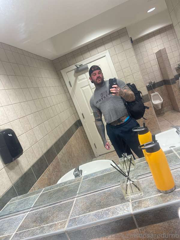 🚢 mall bathrooms 😈