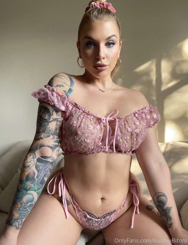 How gorgeous is my sexy friend @itsivylebelle 😍 She has so m..