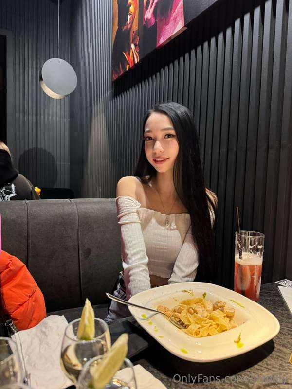 look how gorgeous your date is 🥰