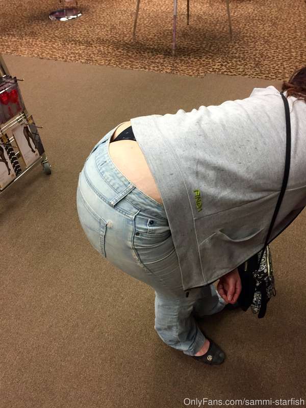Whaletail in a porn store... a winning combination 🤣😘 3