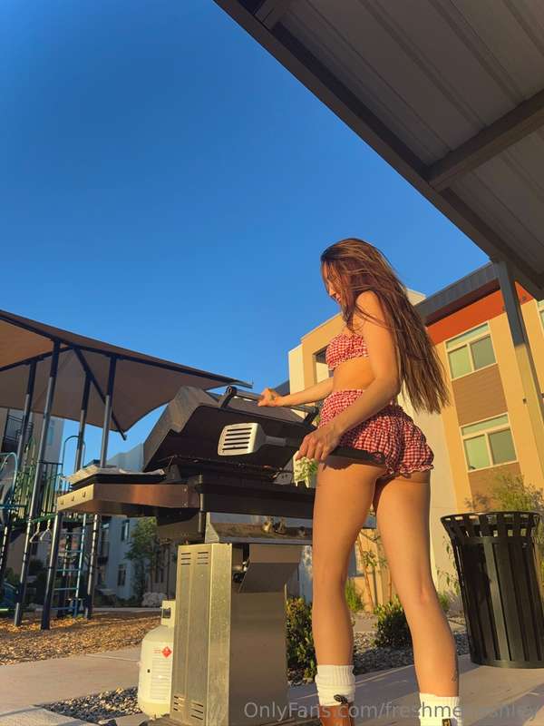 Grillin’ buns and showing mine 😉🍑