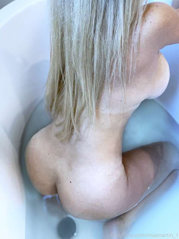 I’ve never been fuck from behind in a tub😔 I need to fix tha..