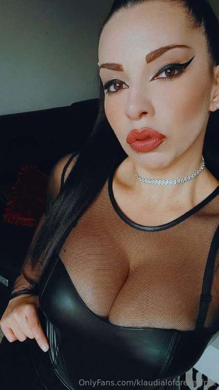 Chi ha voglia di giocare?😏 Su OF e giochiamo insieme 💦 Onlyf..