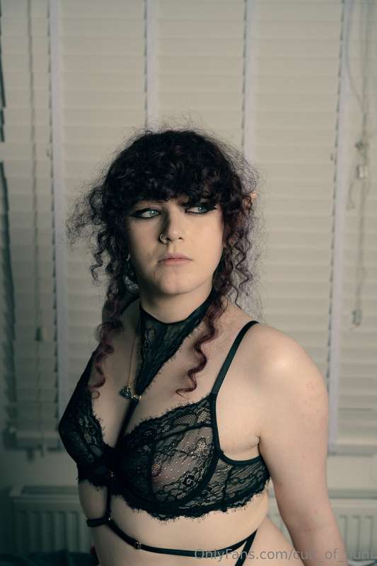 I did a boudoir photoshoot with @gothicasspunk and I love ho.. 3