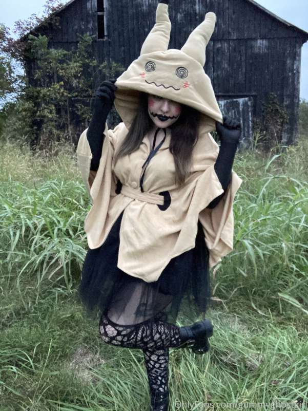 A wild mimikyu has appeared! What will you do? 🖤 10