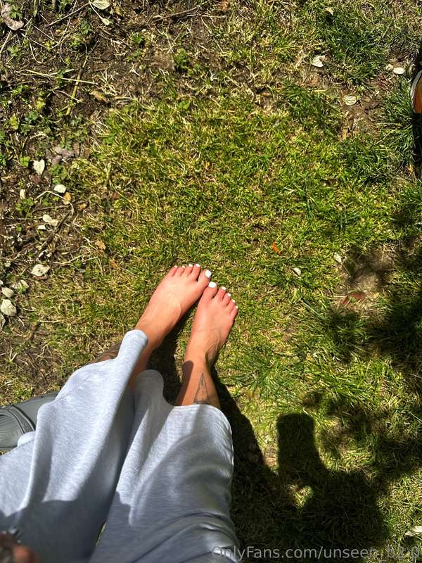 Pretty white toes 💖 in nature 💐 4