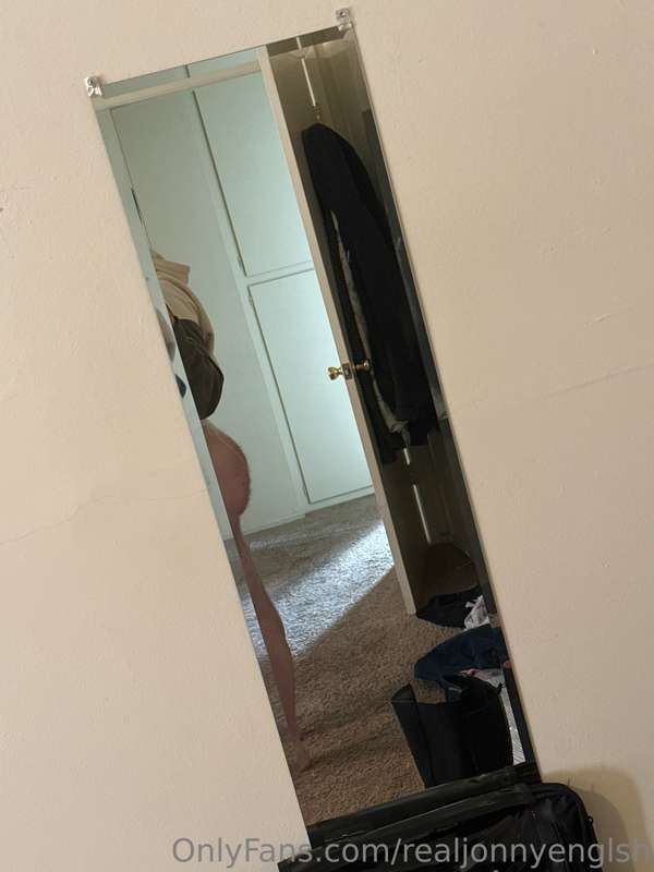What’s that creepin in the mirror 🪞 🍑 please check ur dms fo..
