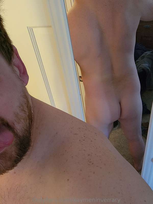 🎶 I wake up in the morning and I take nudes pics.🎵 I wonder .. 4