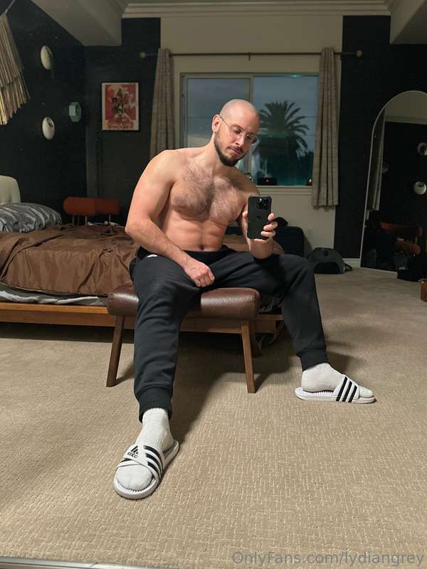 Decent bulge on either side  4