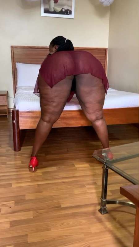Go check your DMs...you're missing all the fun🍑😏