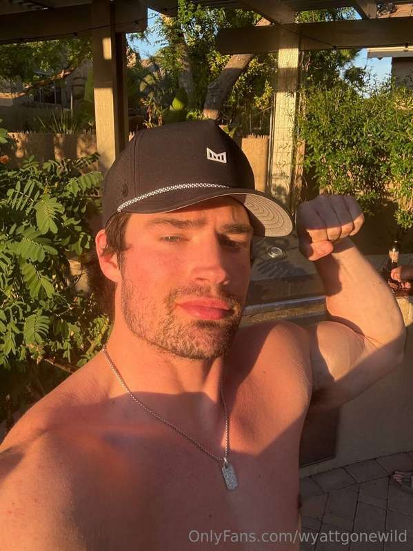 Sunkissed skin, but these biceps deserve a kiss too 💋💪
